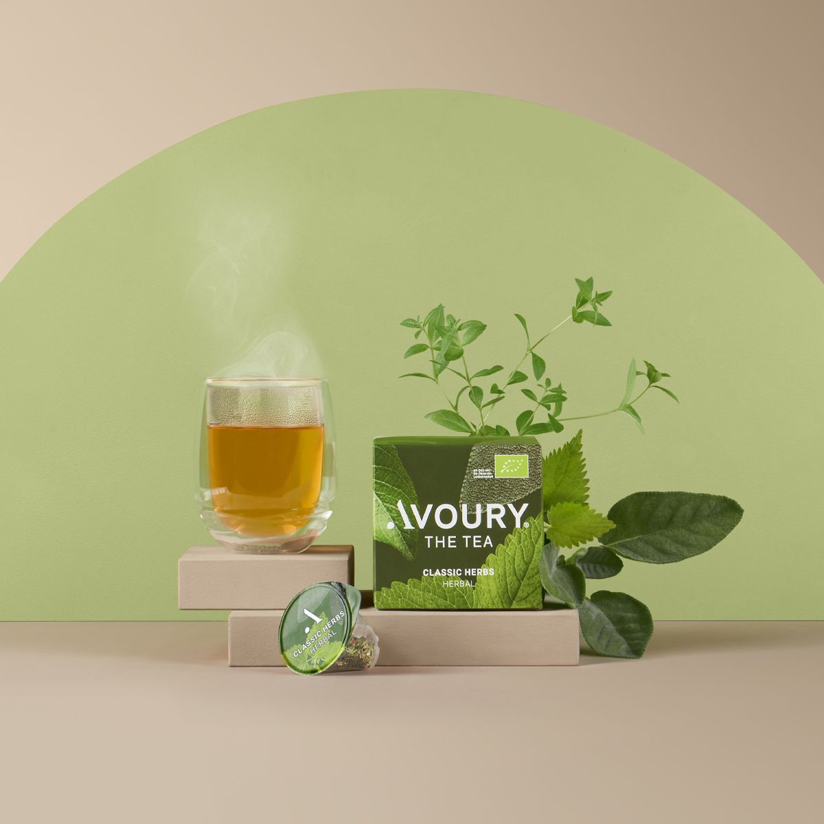 Classic Herbs Teebox mit Hinweis Neu und gefülltes Teeglas sowie und Kräuter als Dekoration  cover