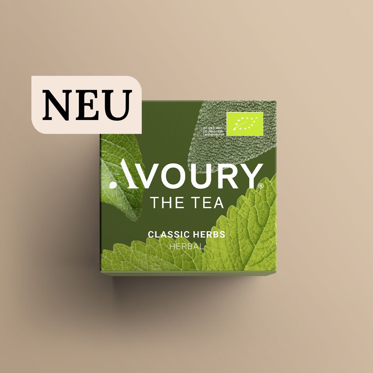 Classic Herbs Teebox mit Hinweis Neu und gefülltes Teeglas sowie und Kräuter als Dekoration 
