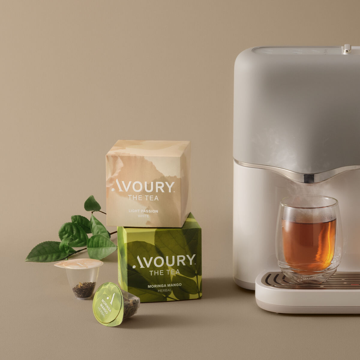 Avoury One Tea machine silver white mit 2 Teeboxen im Vordergrund