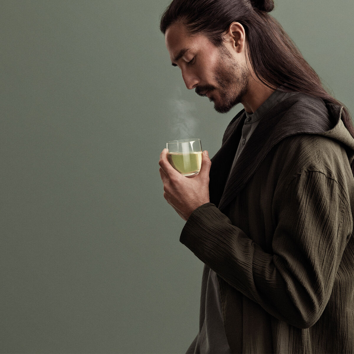 Avoury testimonial holding a glass of tea in its hands
