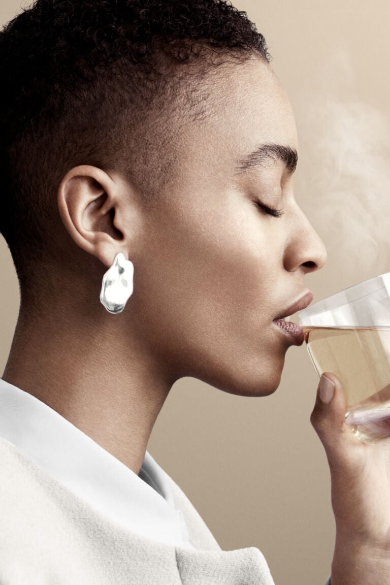 Frau mit Teeglas