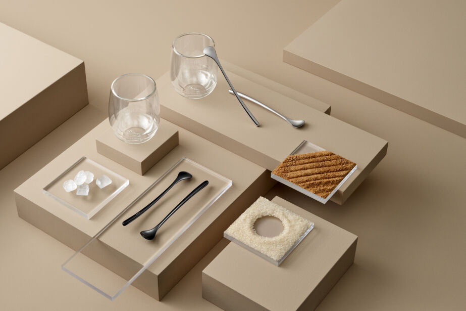 Weißes Teetassen-Set mit Tablett und Löffel