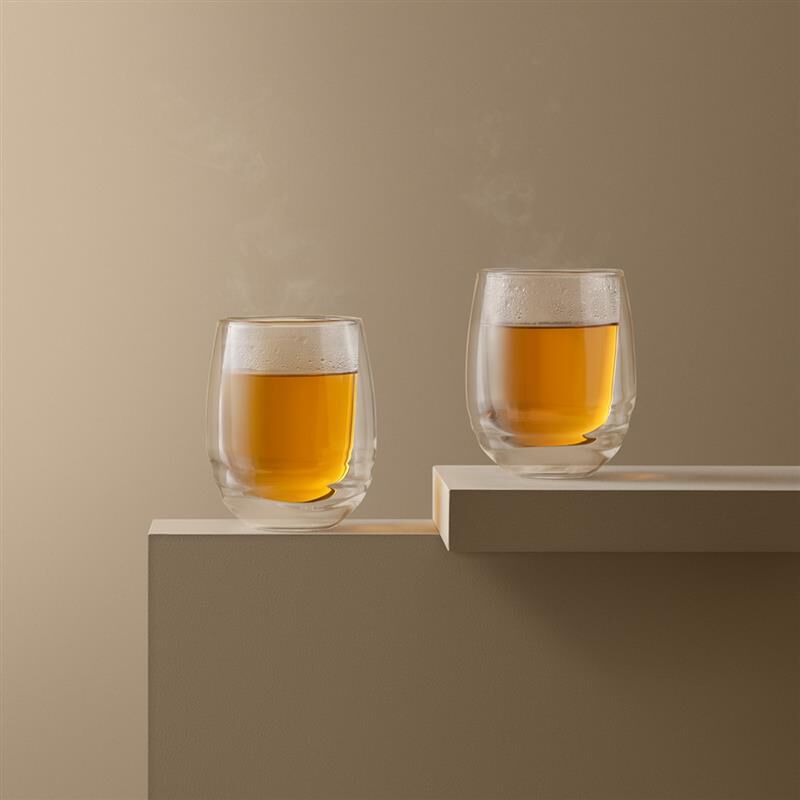 Glas Italian Lemon Tee mit frischen Zitronen und Basilikum