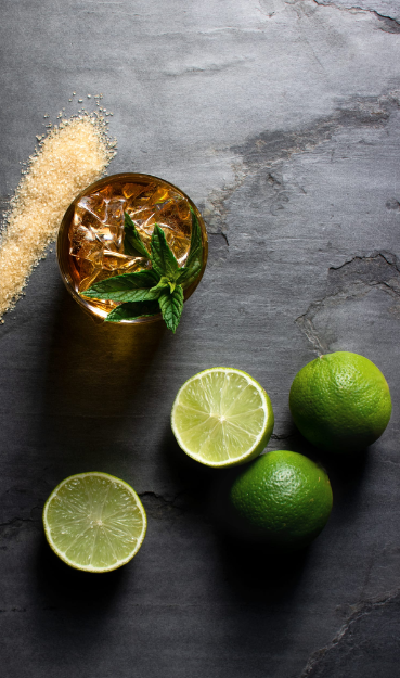 Tee im Glas mit Eiswürfeln und Limetten