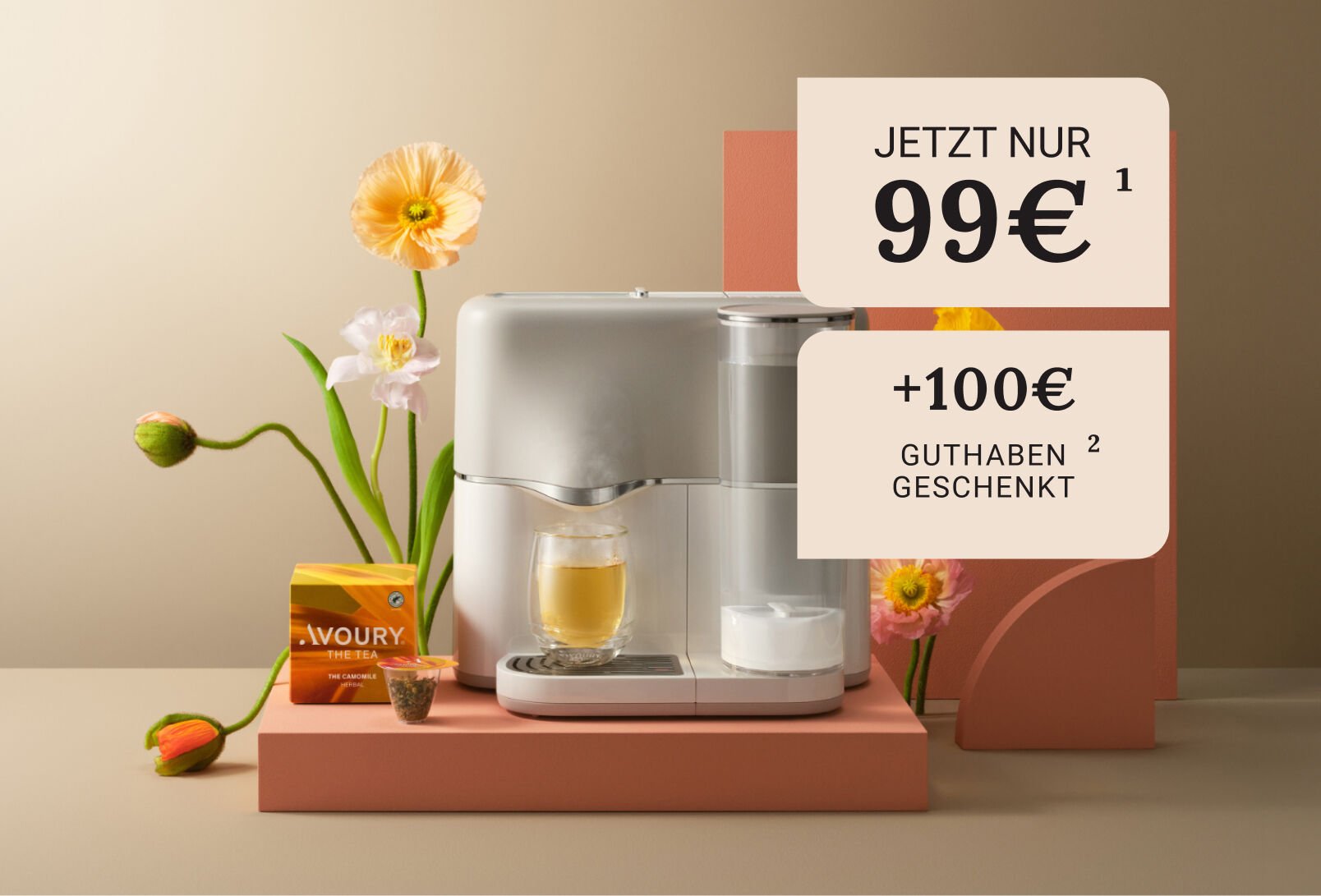 Avoury Teemaschine in Weiß/Silber mit Tee und Frühlingsblumen