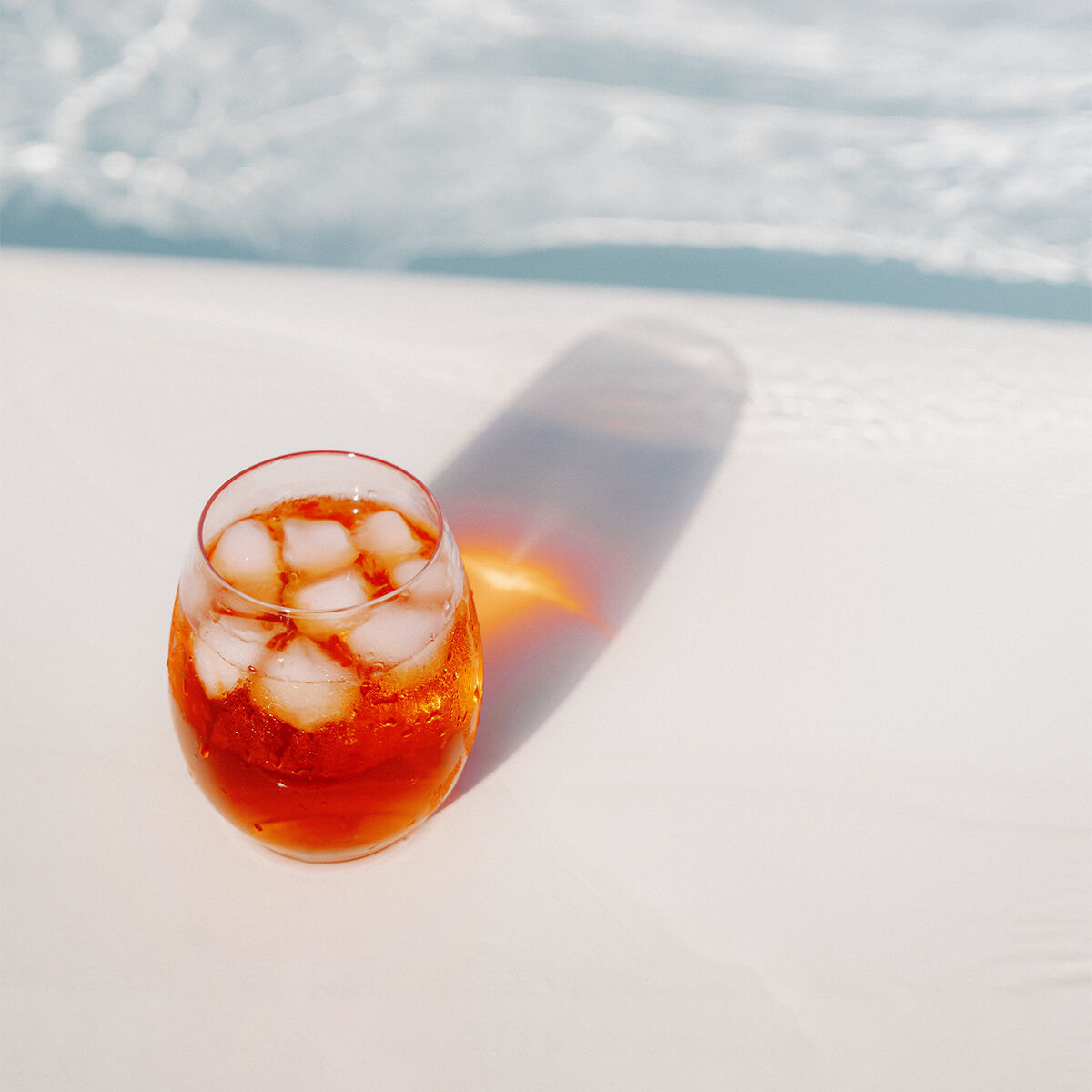 Leckerer Eistee mit Eiswürfeln in einem Glas