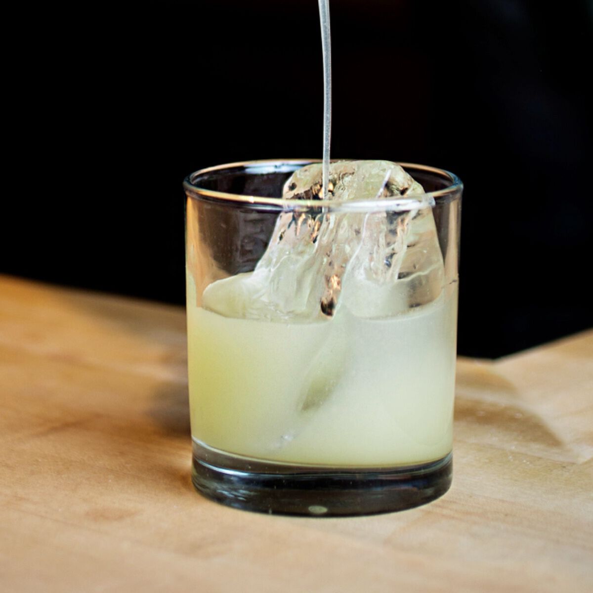 Grünes nicht alkoholisches Getränk in einem Glas