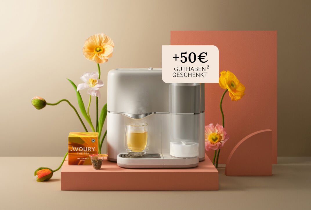Avoury Teemaschine in Weiß/Silber mit Tee und Frühlingsblumen