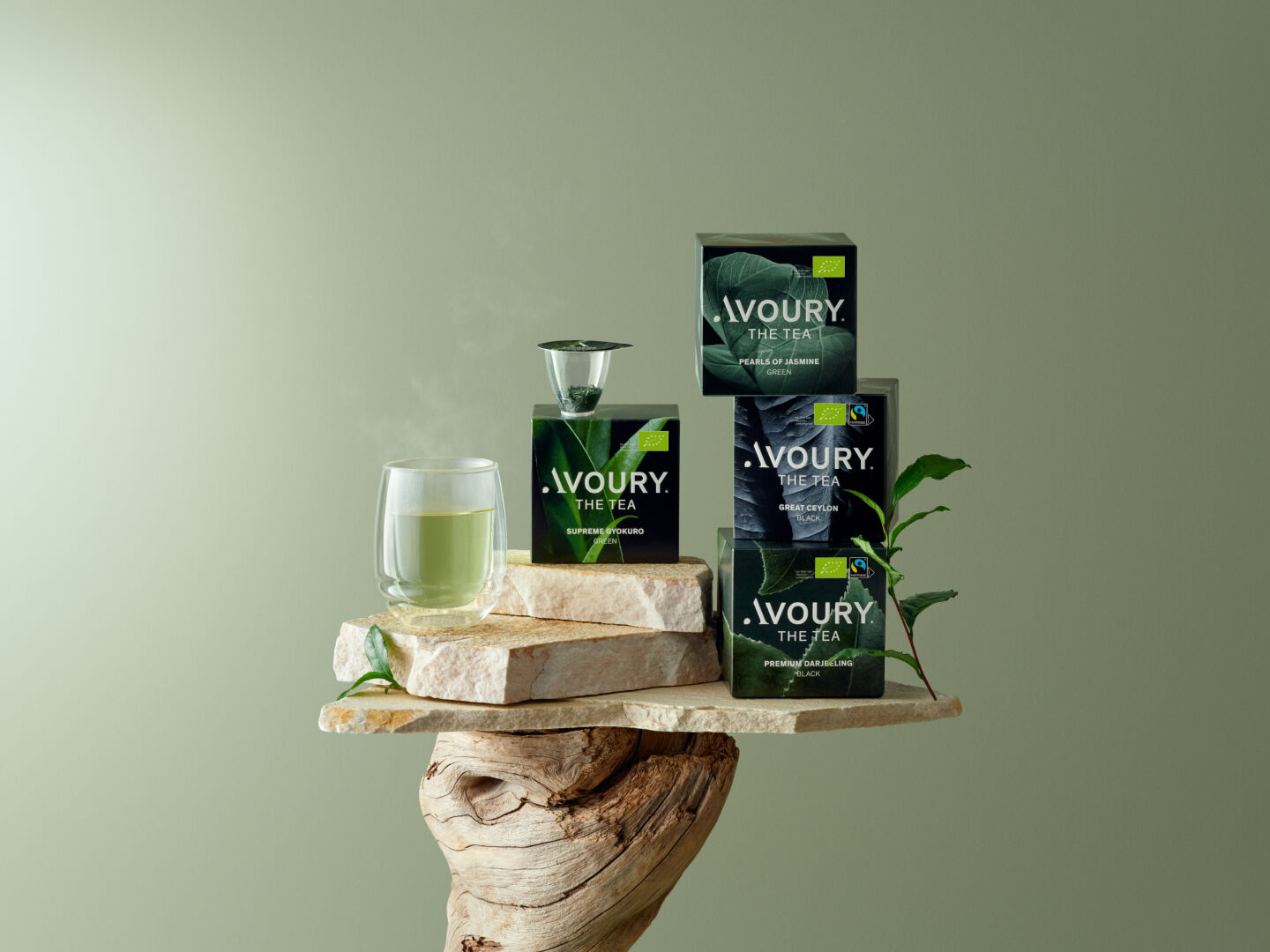 Avoury Teemaschine mit mehreren Teeboxen und Früchten.