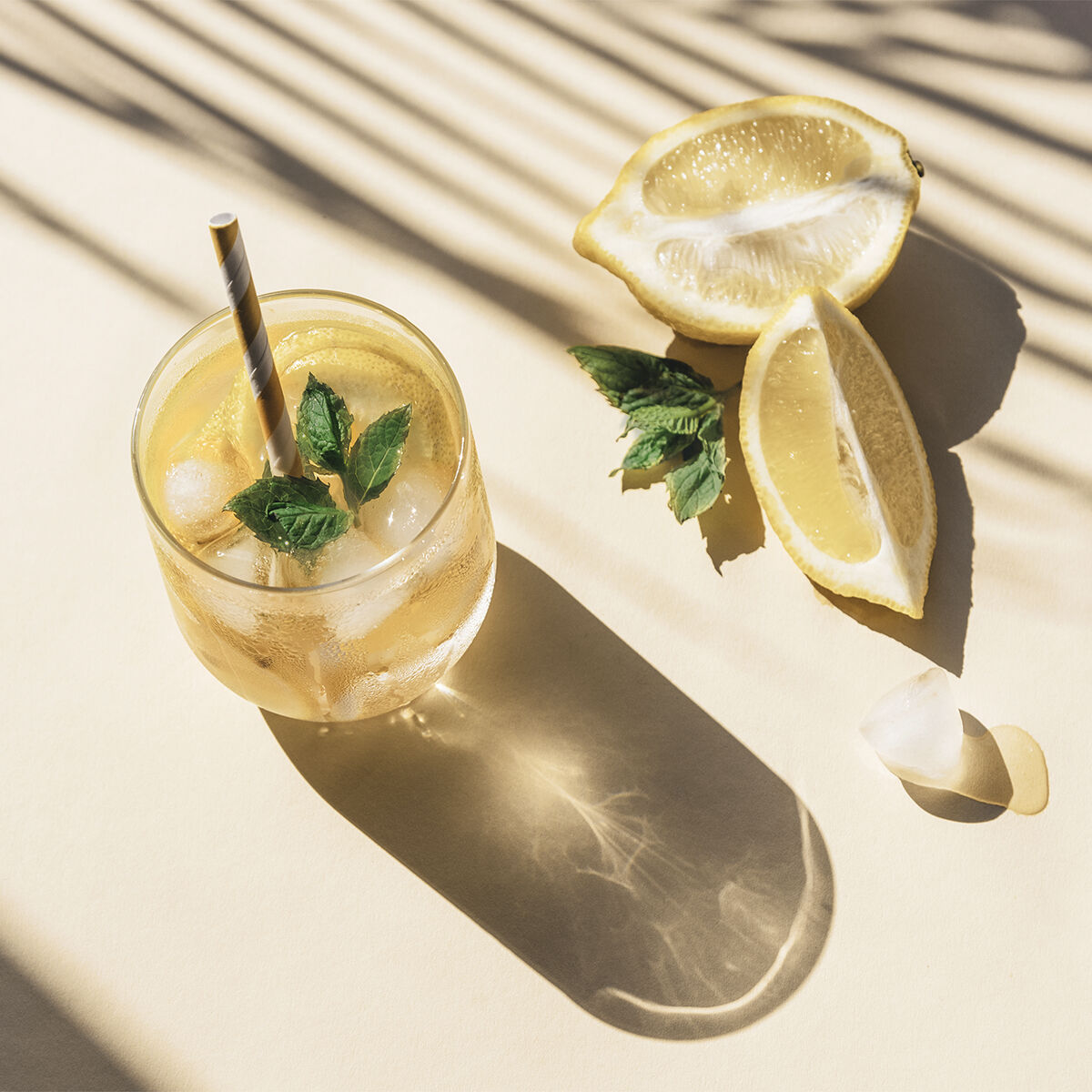 mocktail with a slice of lemon 