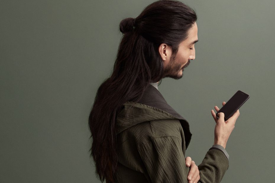 Mann mit Smartphone in der Hand