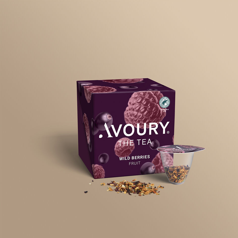Wild Berries Teeverpackung Avoury Frontansicht mit Teekapsel und losem Tee