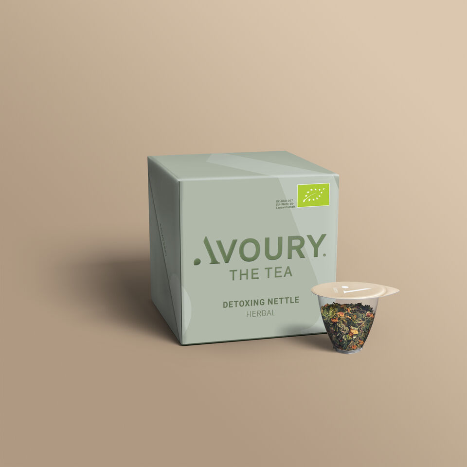 Avoury Produktverpackung Detoxing Nettle Front und Teekapsel
