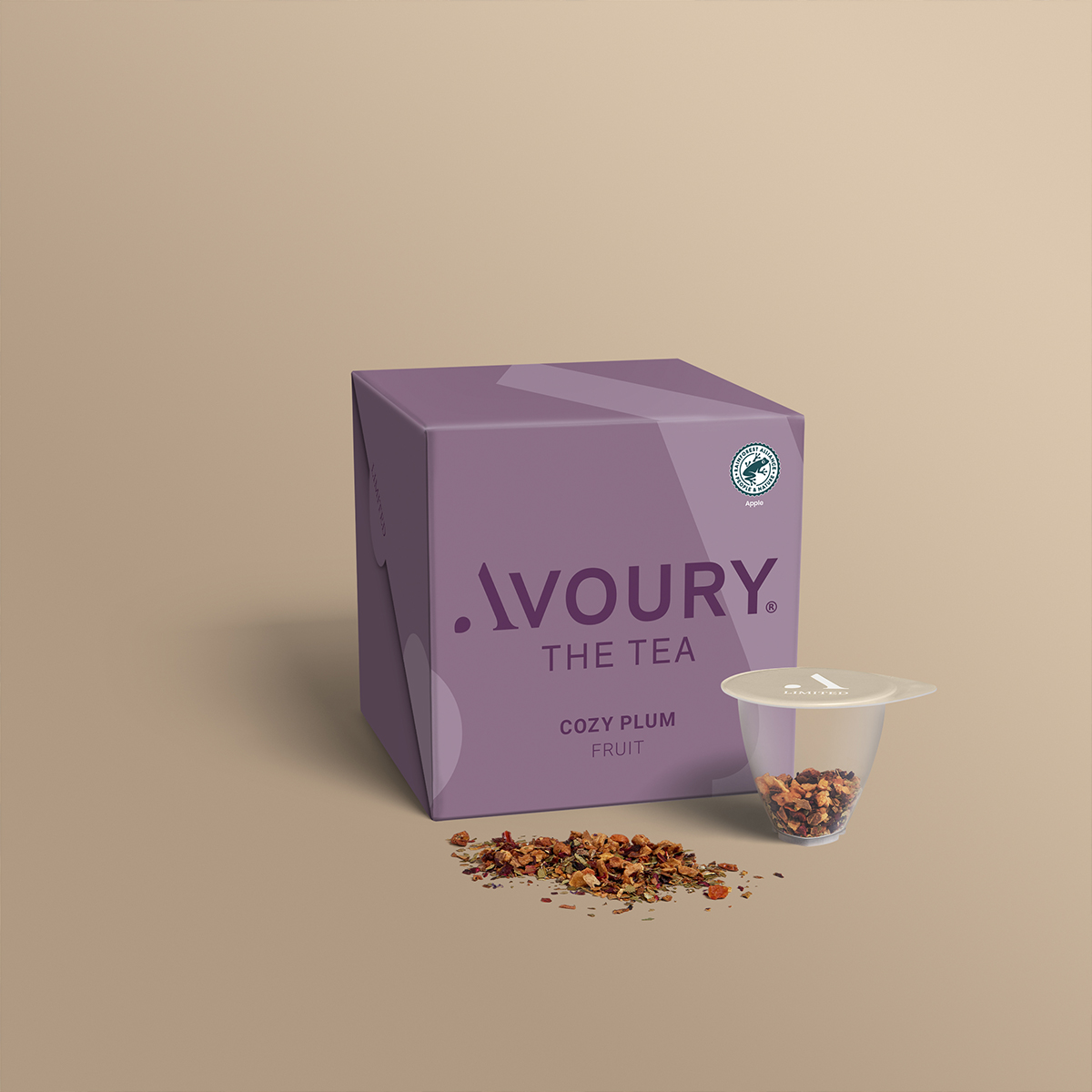 Cozy Plum Teebox Frontansicht mit Teekapsel und losem Tee